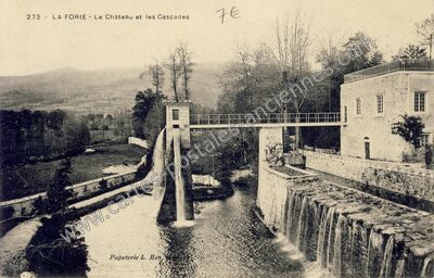 Carte postale ancienne Le Château et les Cascades — La Forie (Puy-de-Dôme)