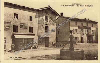 Carte postale ancienne La Place de l'Eglise — Fournols (Puy-de-Dôme)