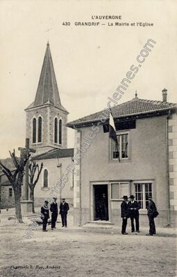 Carte postale ancienne La Mairie et l'Eglise — Grandrif (Puy-de-Dôme)