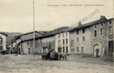 Carte postale ancienne Place de l'Eglise — Grandrif (Puy-de-Dôme)