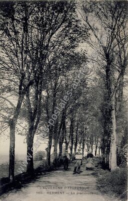Carte postale ancienne La promenade — Herment (Puy-de-Dôme)