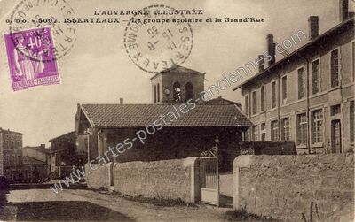 Carte postale ancienne Le groupe scolaire et la Grand'Rue — Isserteaux (Puy-de-Dôme)