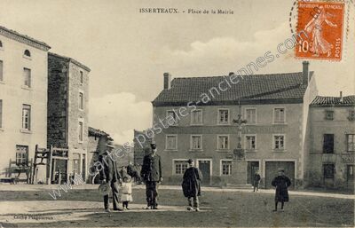 Carte postale ancienne Place de la Mairie — Isserteaux (Puy-de-Dôme)