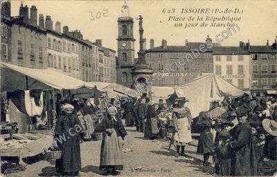 Carte postale ancienne Place de la République un jour de Marche — Issoire (Puy-de-Dôme)