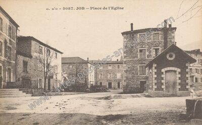 Carte postale ancienne Place de l'Eglise — Job (Puy-de-Dôme)