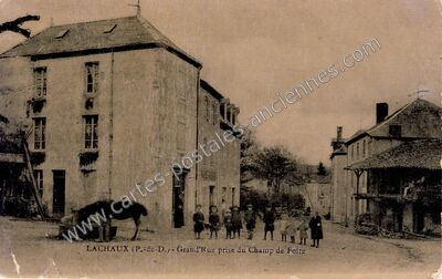 Carte postale ancienne Grand'Rue prise du Champ de Foire — Lachaux (Puy-de-Dôme)