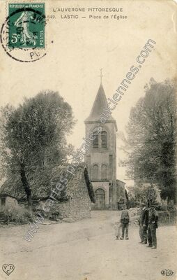 Carte postale ancienne Place de l'Église — Lastic (Puy-de-Dôme)