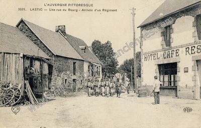 Carte postale ancienne Une rue du Bourg - Arrivée d'un Régiment — Lastic (Puy-de-Dôme)