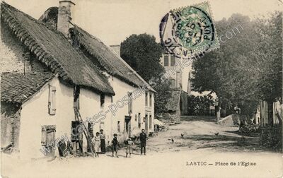 Carte postale ancienne Place de l'Eglise — Lastic (Puy-de-Dôme)