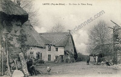 Carte postale ancienne Un Coin du Vieux Bourg — Lastic (Puy-de-Dôme)