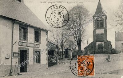 Carte postale ancienne L'Eglise et la Poste — Lastic (Puy-de-Dôme)