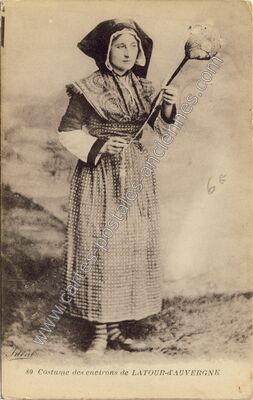 Carte postale ancienne Costume des environs — La Tour-d'Auvergne (Puy-de-Dôme)
