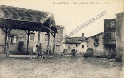 Carte postale ancienne Place du Marché - Hôtel Bravar — Malintrat (Puy-de-Dôme)