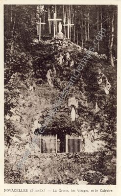 Carte postale ancienne La Grotte, les Vierges, et le Calvaire — Novacelles (Puy-de-Dôme)