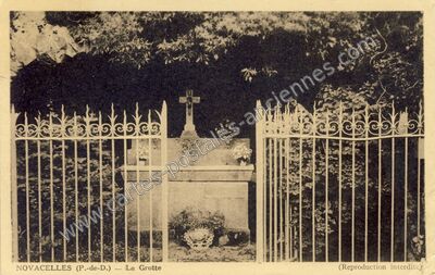 Carte postale ancienne La Grotte — Novacelles (Puy-de-Dôme)