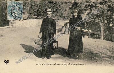 Carte postale ancienne Paysannes des environs — Pontgibaud (Puy-de-Dôme)