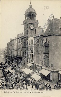 Carte postale ancienne La Tour de l'Horloge et le Marché — Riom (Puy-de-Dôme)