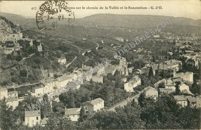 Carte postale ancienne Panorama sur le chemin de la Vallée et le Sanatorium — Royat (Puy-de-Dôme)