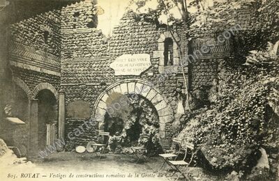 Carte postale ancienne Vestiges de constructions romaines de la Grotte du Chien — Royat (Puy-de-Dôme)