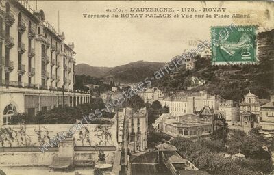 Carte postale ancienne Terrasse du ROYAT-PALACE et Vue sur la Place Allard — Royat (Puy-de-Dôme)