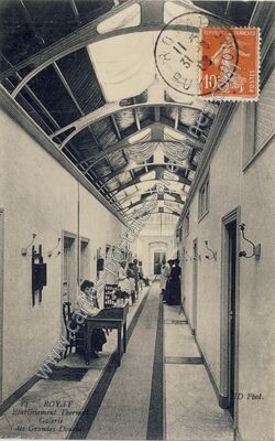 Carte postale ancienne Etablissement Thermal Galerie des Grandes Douches — Royat (Puy-de-Dôme)