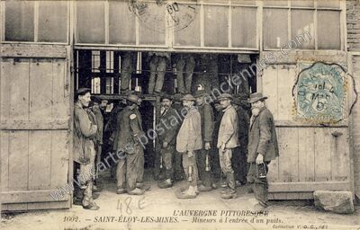 Carte postale ancienne Mineurs à l'entrée d'un puits — Saint-Éloy-les-Mines (Puy-de-Dôme)