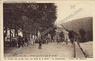 Carte postale ancienne La terrasse des grands bains aux bords de la Sioule — La Restauration — Châteauneuf-les-Bains (Puy-de-Dôme)