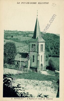 Carte postale ancienne L'Eglise et route de Tauves — Singles (Puy-de-Dôme)