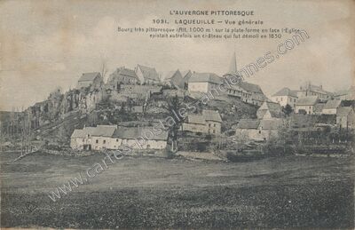 Carte postale ancienne Bourg très pittoresque sur la plate-forme en face l'Eglise existait autrefois un château… — Laqueuille (Puy-de-Dôme)