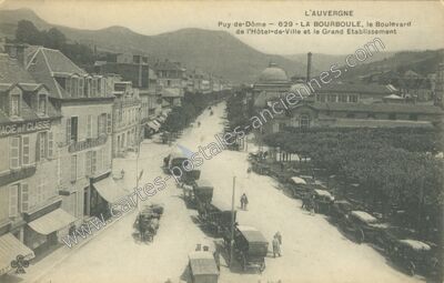 Carte postale ancienne Le Boulevard de l'Hôtel-de-Ville et le Grand Etablissement — La Bourboule (Puy-de-Dôme)