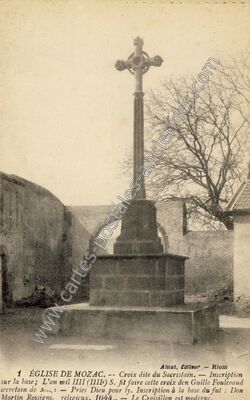 Carte postale ancienne Église de Mozac. -- Croix dite du Sacristain — Mozac (Puy-de-Dôme)