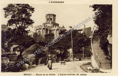 Carte postale ancienne Route de la Vallée L'Eglise fortifiée (XI siècle) — Royat (Puy-de-Dôme)