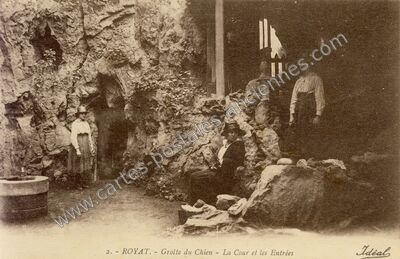 Carte postale ancienne Grolte du Chien - La Cour et les Entrées — Royat (Puy-de-Dôme)