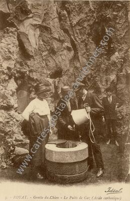 Carte postale ancienne Grotte du Chien - Le Puits de Gaz (Acide carbonique) — Royat (Puy-de-Dôme)