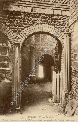 Carte postale ancienne Grotte du Chien - Tunnel formant cheminée d'aération pour l'évacuation de l'Acide… — Royat (Puy-de-Dôme)