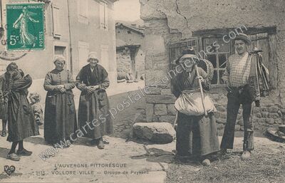 Carte postale ancienne L'Auvergne pittoresque - Groupe de Paysans — Vollore-Ville (Puy-de-Dôme)