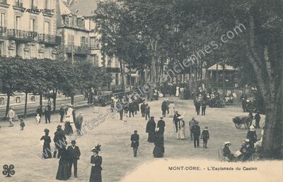 Carte postale ancienne L'Esplanade du Casino — Mont-Dore (Puy-de-Dôme)