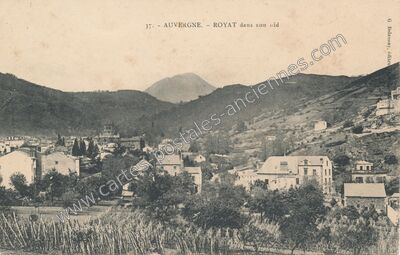 Carte postale ancienne AUVERGNE. - ROYAT dans son nid — Royat (Puy-de-Dôme)