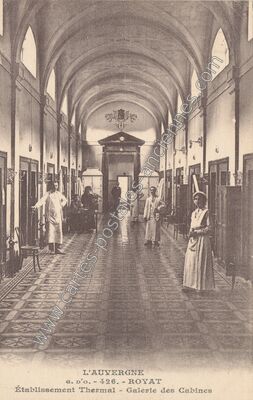 Carte postale ancienne Établissement Thermal - Galerie des Cabines — Royat (Puy-de-Dôme)