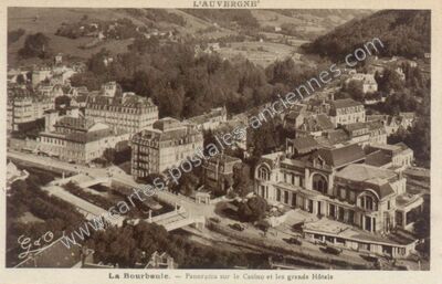 Carte postale ancienne Panorama sur le Casino et les grands Hôtels — La Bourboule (Puy-de-Dôme)