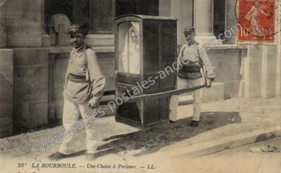 Carte postale ancienne Une Chaise à Porteurs — La Bourboule (Puy-de-Dôme)