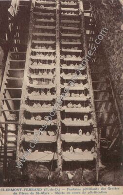 Carte postale ancienne Fontaine pétrifiante des Grottes du Pérou de St-Alyre - Objets en cours de pétrification — Clermont-Ferrand (Puy-de-Dôme)
