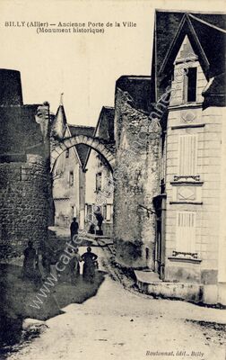 Carte postale ancienne Ancienne Porte de la Ville (Monument historique) — Billy (Allier)