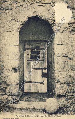 Carte postale ancienne Porte des Oubliettes du Château — Billy (Allier)
