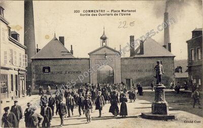 Carte postale ancienne Place Martenot, Sortie des Ouvriers de l'Usine — Commentry (Allier)