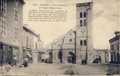 Carte postale ancienne Place Hennequin et l'Église Sainte-Croix — Gannat (Allier)