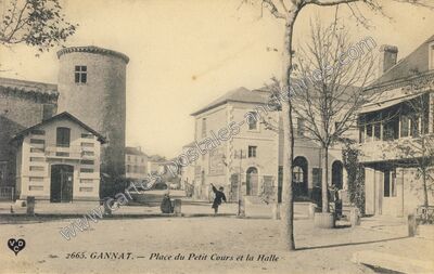 Carte postale ancienne Place du Petit Cours et la Halle — Gannat (Allier)