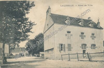 Carte postale ancienne Hôtel de Ville — Lalizolle (Allier)