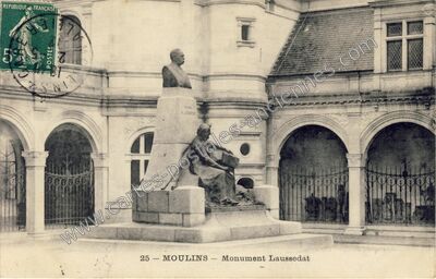 Carte postale ancienne Monument Laussedat — Moulins (Allier)
