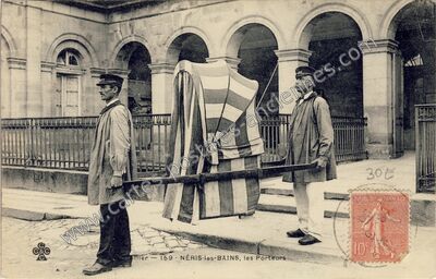 Carte postale ancienne Les Porteurs — Néris-les-Bains (Allier)